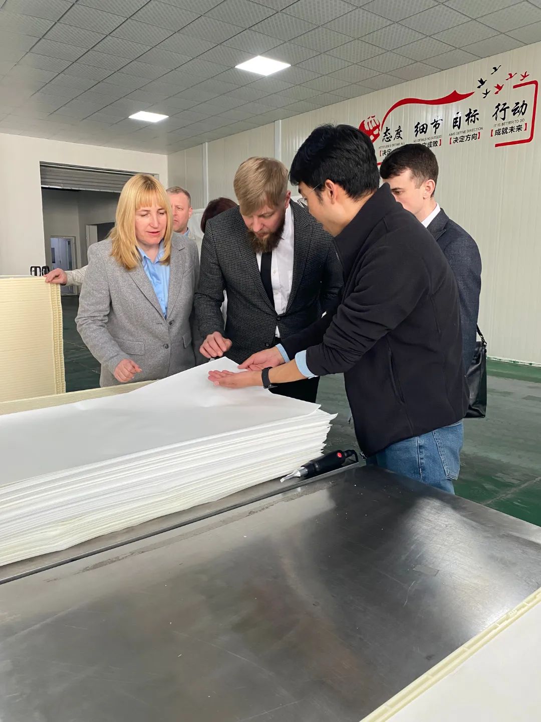 熱烈歡迎白俄羅斯客戶蒞臨我司參觀考察洽談業(yè)務