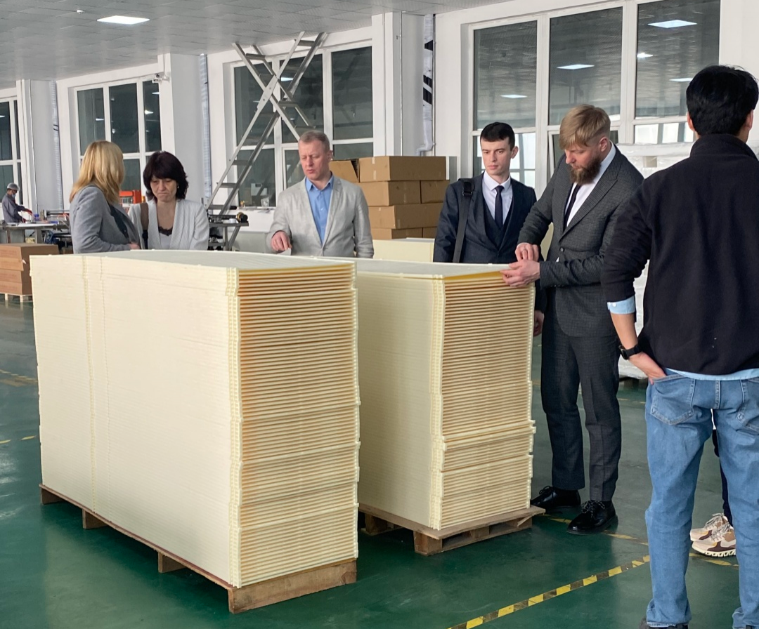 熱烈歡迎白俄羅斯客戶蒞臨我司參觀考察洽談業(yè)務